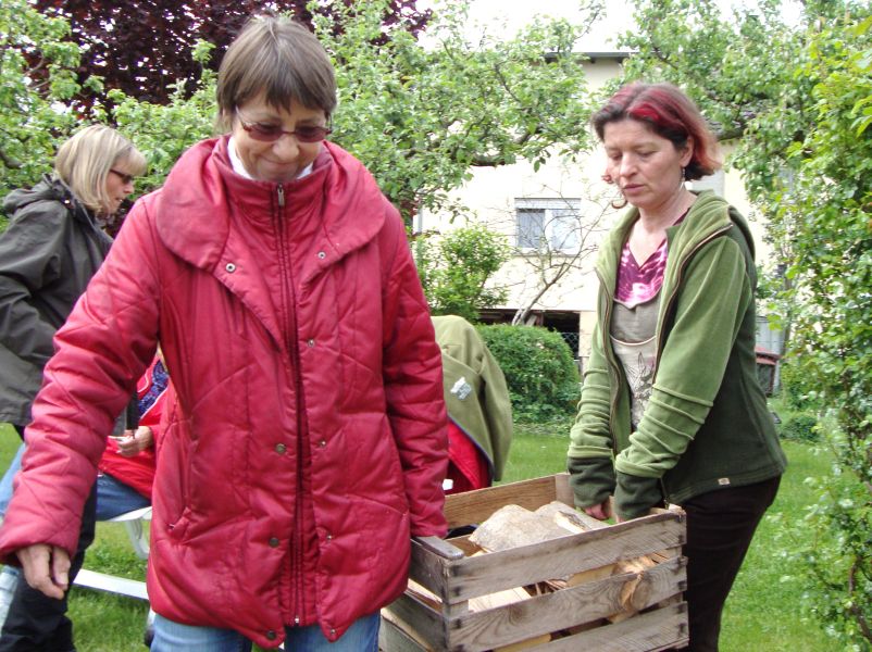 Doris u. Lakhsmi bringen Holz